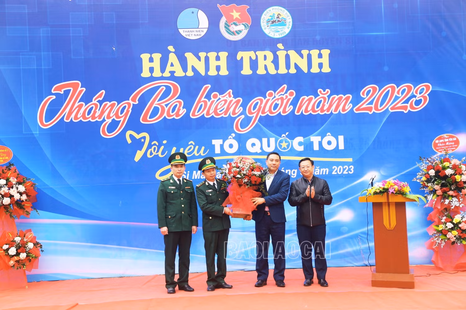 Các đồng chí lãnh đạo tỉnh tặng quà cho Đồn Biên phòng Si Ma Cai nhân ngày truyền thống Bộ đội Biên phòng.
