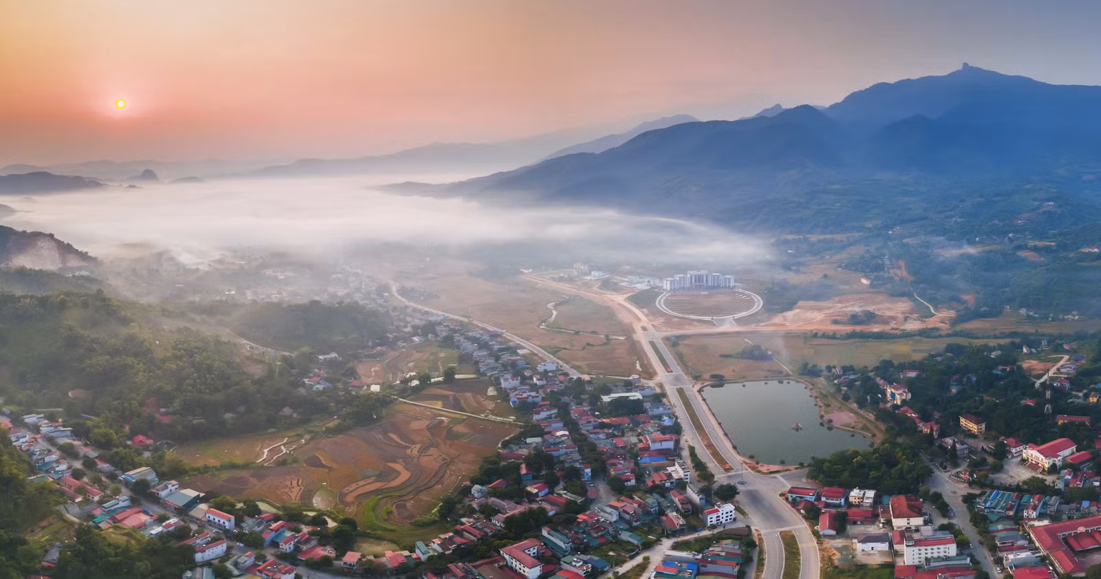 Tác phẩm “Bình minh thị trấn Khánh Yên” của tác giả Nguyễn Mạnh Cường (Bảo tàng tỉnh) giành giải Nhất.