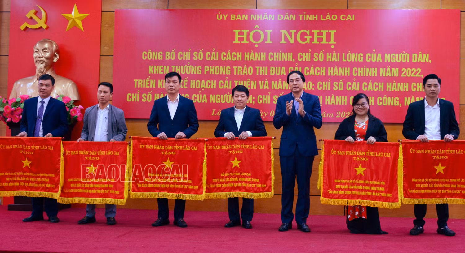 Chủ tịch UBND tỉnh trao Cờ thi đua cho 6 tập thể.