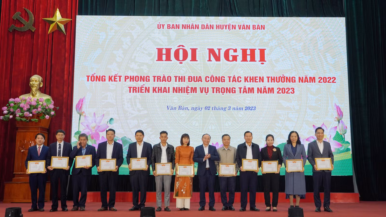 Trao danh hiệu thi đua cho các tập thể và cá nhân.