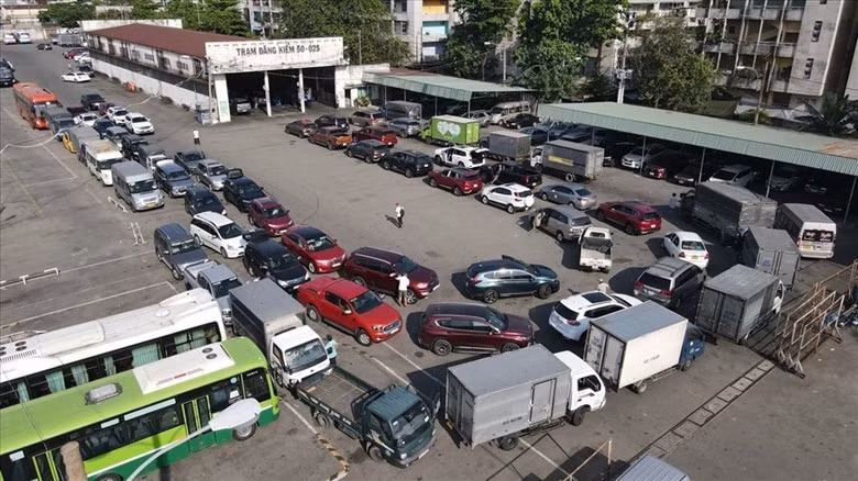 Các trung tâm đăng kiểm đang hoạt động đều rơi vào tình trạng quá tải.