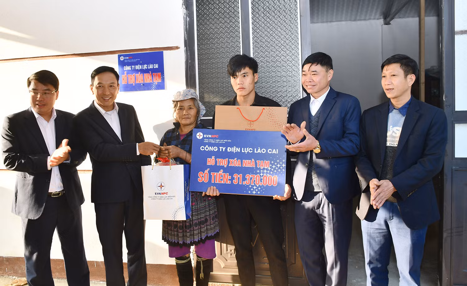 Trao "Nhà nhân ái" cho gia đình bà Lý Thị Mỷ ở thôn Khe Păn, xã Nậm Tha, huyện Văn Bàn