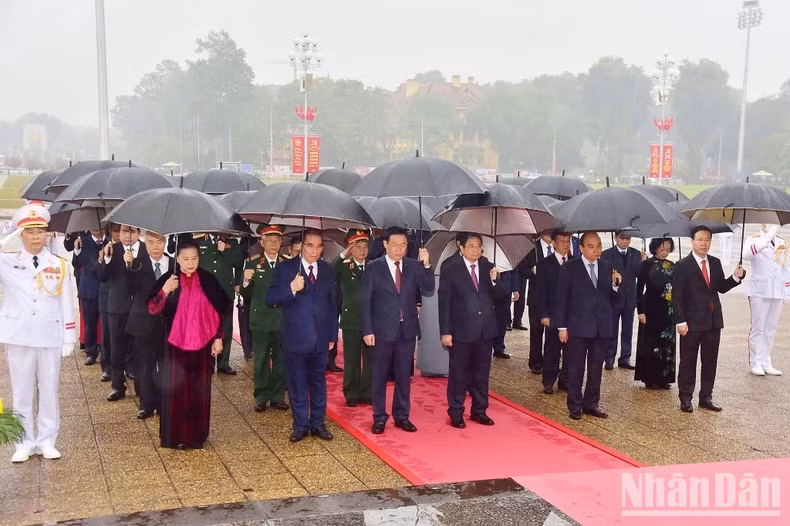 Các đồng chí lãnh đạo, nguyên lãnh đạo Đảng, Nhà nước vào Lăng viếng Chủ tịch Hồ Chí Minh. Các đồng chí lãnh đạo Đảng, Nhà nước thành kính tưởng nhớ công lao to lớn của Chủ tịch Hồ Chí Minh. Vòng hoa của đoàn mang dòng chữ “Đời đời nhớ ơn Chủ tịch Hồ Chí Minh vĩ đại”. Đoàn đại biểu Quân ủy Trung ương và Bộ Quốc phòng vào Lăng viếng Bác. Đoàn đại biểu Quân ủy Trung ương và Bộ Quốc phòng vào Lăng viếng Bác. Đoàn đại biểu Đảng ủy Công an Trung ương và Bộ Công an vào Lăng viếng Chủ tịch Hồ Chí Minh. Các tầng lớp nhân dân và lực lượng vũ trang vào Lăng viếng Chủ tịch Hồ Chí Minh. Các tầng lớp nhân dân và lực lượng vũ trang vào Lăng viếng Chủ tịch Hồ Chí Minh. Đoàn quân nhạc trên Quảng trường Ba Đình (Hà Nội).