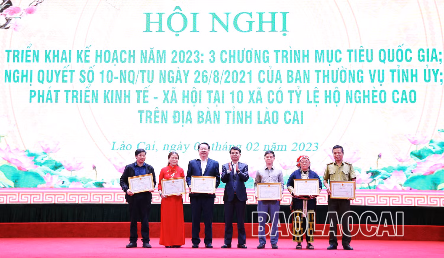 Trao Bằng khen của Chủ tịch UBND tỉnh cho 7 tập thể và 17 hộ gia đình có thành tích xuất sắc trong phong trào thi đua thực hiện Nghị quyết 10 của Ban Thường vụ Tỉnh ủy. Trao tặng Bằng khen của Chủ tịch UBND tỉnh cho các tập thể và cá nhân có thành tích xuất sắc trong thực hiện công tác giảm nghèo bền vững năm 2022. Trao Bằng khen của Chủ tịch UBND tỉnh cho 5 tập thể và 4 cá nhân đã có thành tích xuất sắc trong thực hiện chương trình phát triển kinh tế - xã hội vùng đồng bào dân tộc thiểu số và miền núi trên địa bàn tỉnh Lào Cai năm 2022. . Trao Bằng khen của Chủ tịch UBND tỉnh cho các tập thể và cá nhân có nhiều thành tích trong xây dựng nông thôn mới và giảm nghèo.