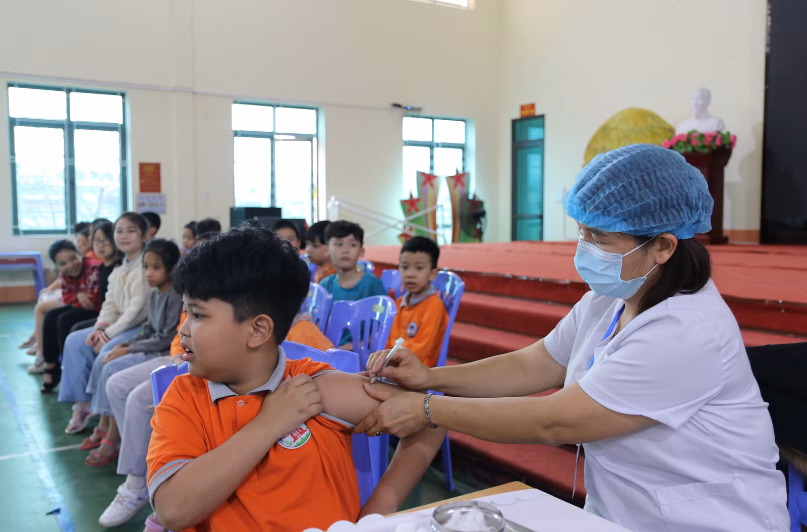 Tiêm vắc-xin uốn ván và bạch hầu giảm liều (Td) cho học sinh Trường Tiểu học Lê Văn Tám (thành phố Lào Cai).