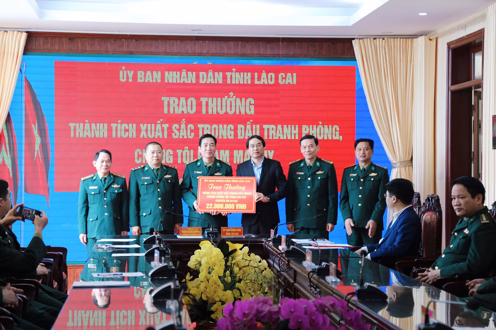 Chủ tịch UBND tỉnh Trịnh Xuân Trường trao thưởng đột xuất cho BĐBP Lào Cai trong Chuyên án A1122 ảnh 2