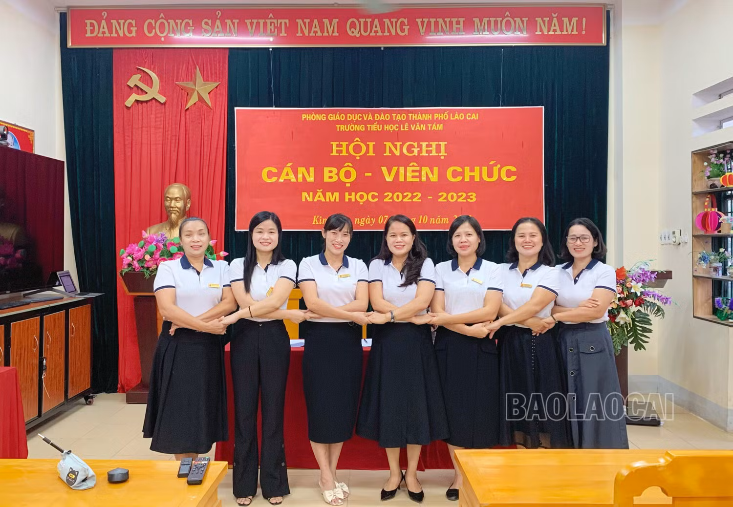 Cô giáo Lê Thị Mùi cùng các cô giáo Trường Tiểu học Lê Văn Tám xây dựng tập thể đoàn kết, đổi mới, sáng tạo.