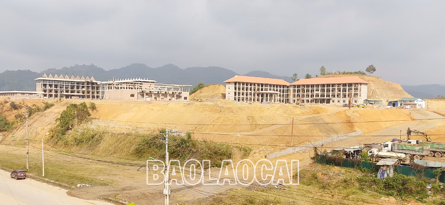 Trường Trung học Phổ thông Dân tộc nội trú tỉnh được quy hoạch trên tổng diện tích gần 10 ha tại phường Bình Minh, thành phố Lào Cai.
