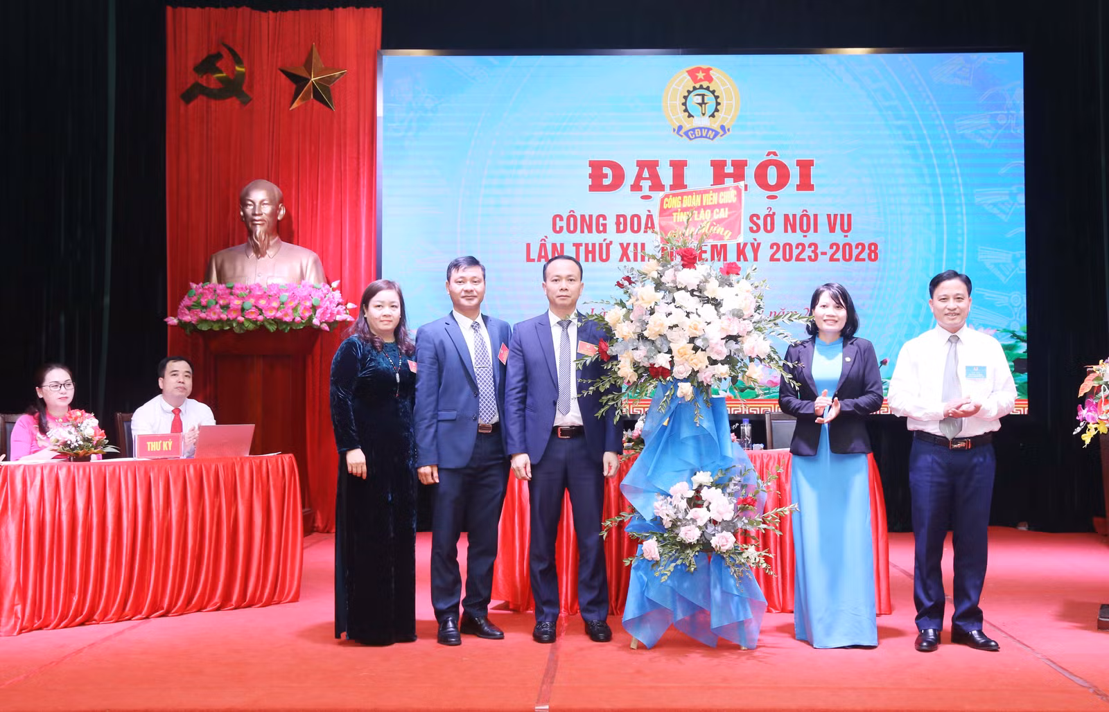 Công đoàn viên chức tỉnh tặng hoa chúc mừng đại hội. Đại biểu dự đại hội bỏ phiếu bầu Ban Chấp hành Công đoàn Sở Nội vụ khóa XII.