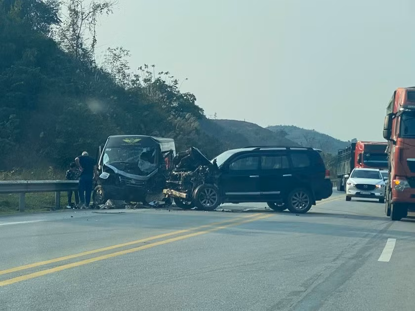 Va chạm ô tô trên cao tốc Nội Bài-Lào Cai, 4 người bị thương ảnh 1