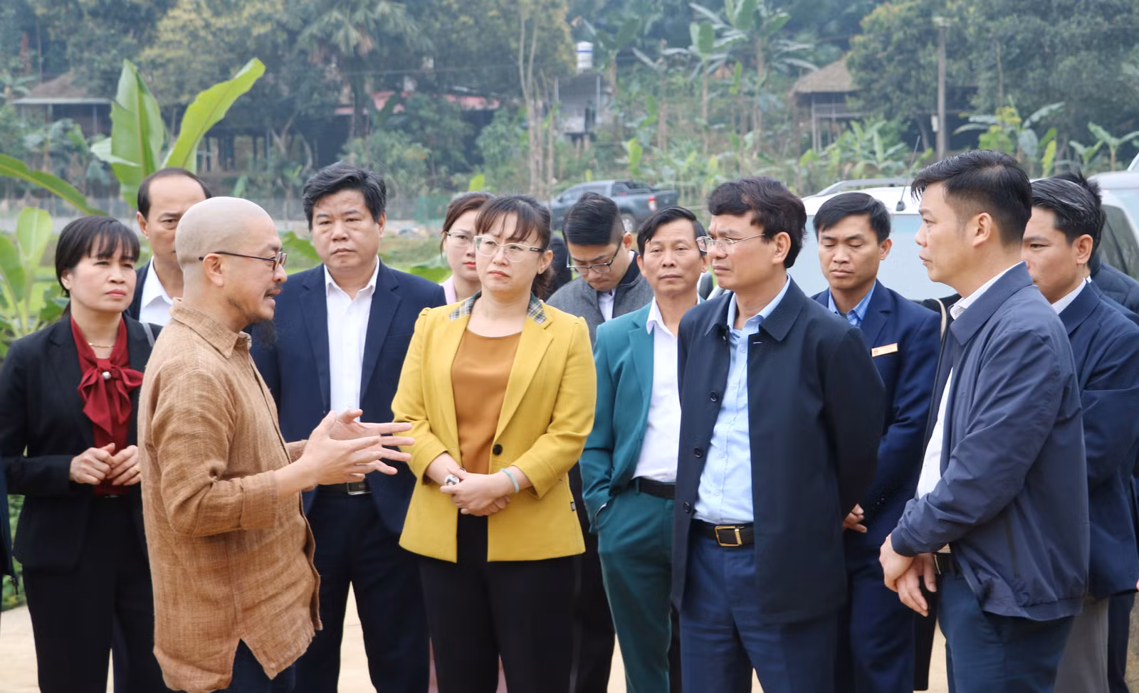 Chuyên gia tư vấn của huyện Bảo Yên giới thiệu tổng thể về chương trình phát triển du lịch, xây dựng không gian văn hóa Tày tại điểm du lịch Nghĩa Đô.