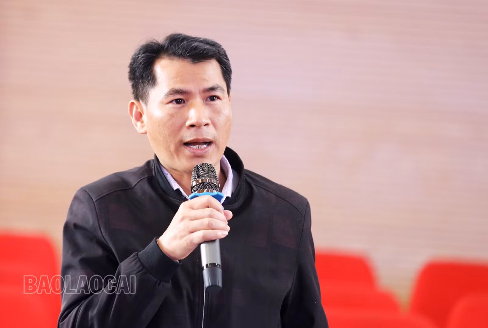 Đại biểu cơ quan chuyên môn huyện Bảo Thắng tham gia ý kiến.