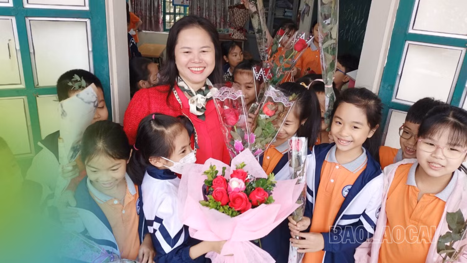 Niềm hạnh phúc của cô giáo Lê Thị Mùi là được chăm lo, dìu dắt các học trò thân yêu.