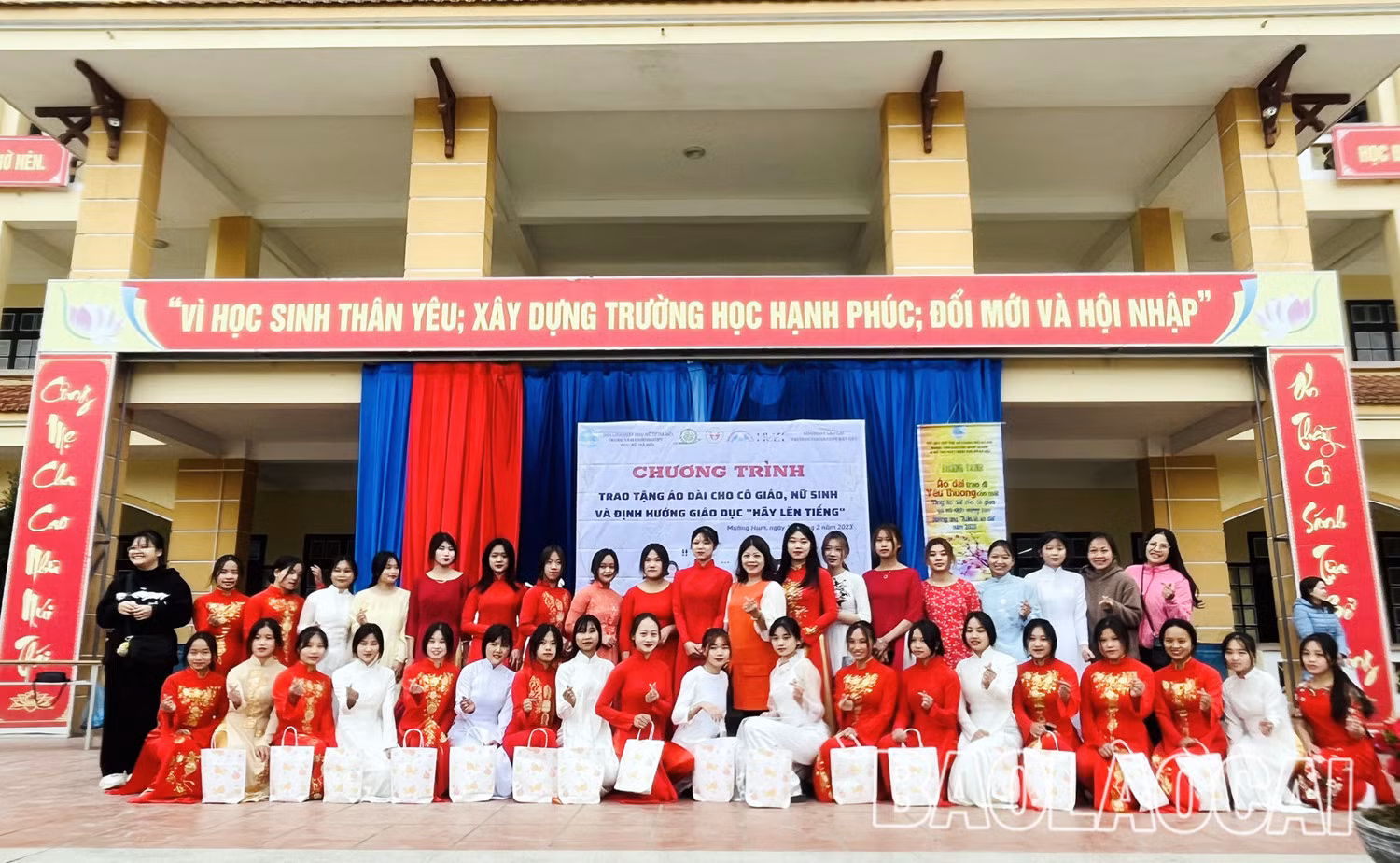 Tặng 400 bộ áo dài cho giáo viên, nữ sinh 15 trường học vùng cao Bát Xát ảnh 3