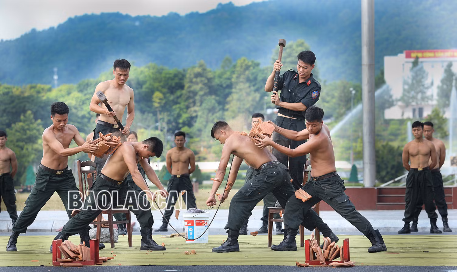 Chiến sỹ cảnh sát cơ động tập luyện. (Tác giả Phạm Bằng) Trẻ con đồng bào dân tộc Hà Nhì. (Tác giả Phạm Bằng) Nhà thờ đá Sa Pa. (Tác giả Nguyễn Thiện Hùng) Vũ công tương lai. (Tác giả Hiệp Đình Yến) Thợ sửa kèn. (Tác giả Hiệp Đình Yến) Vẽ sáp ong. (Tác giả Tô Bá Hiếu)