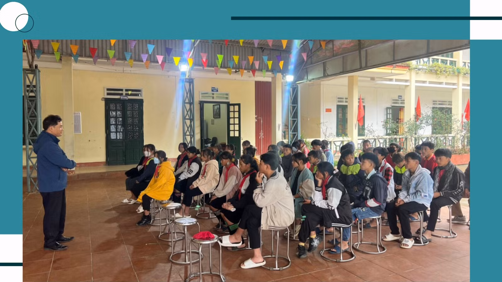 Các đơn vị trường học phối hợp với ngành Lao động, Thương binh và Xã hội tư vấn, hướng nghiệp cho học sinh.