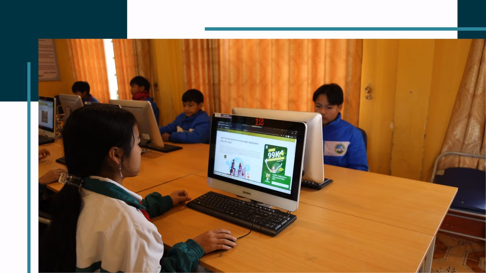 Học sinh chủ động tìm hiểu về xu hướng ngành nghề trên mạng internet.