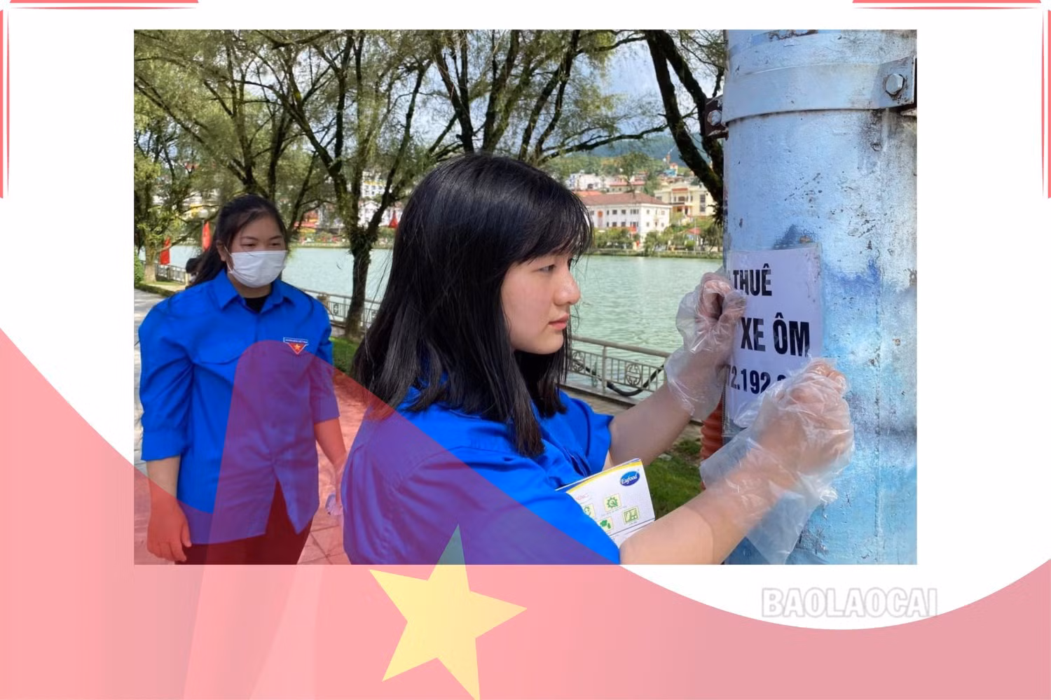 Mỹ Linh (bên phải) tích cực tham gia hoạt động tình nguyện bóc dỡ biển quảng sai quy định trên địa bàn thị xã Sa Pa.