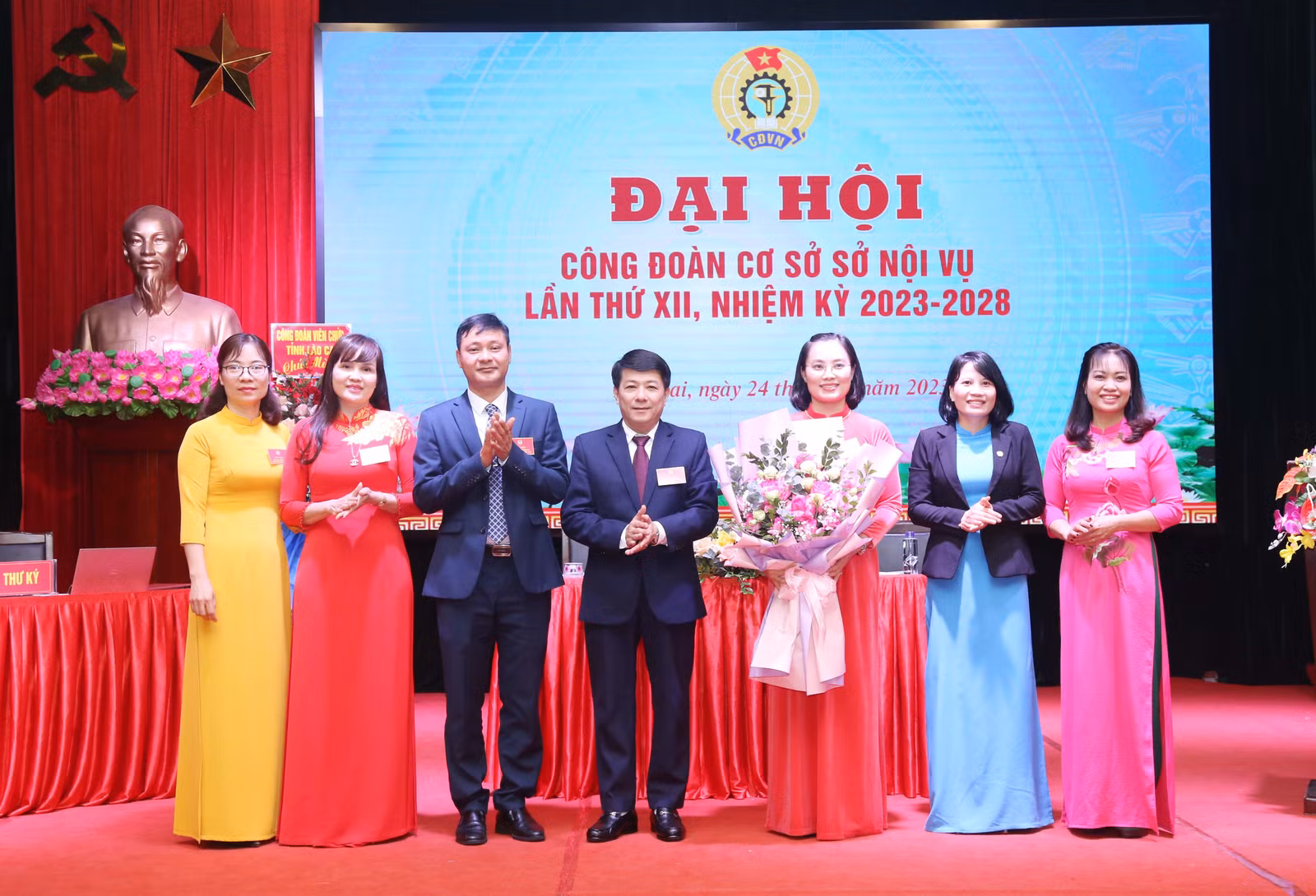 Lãnh đạo Sở Nội vụ, Công đoàn viên chức tỉnh tặng hoa chúc mừng Ban Chấp hành Công đoàn cơ sở Sở Nội vụ khóa XII.