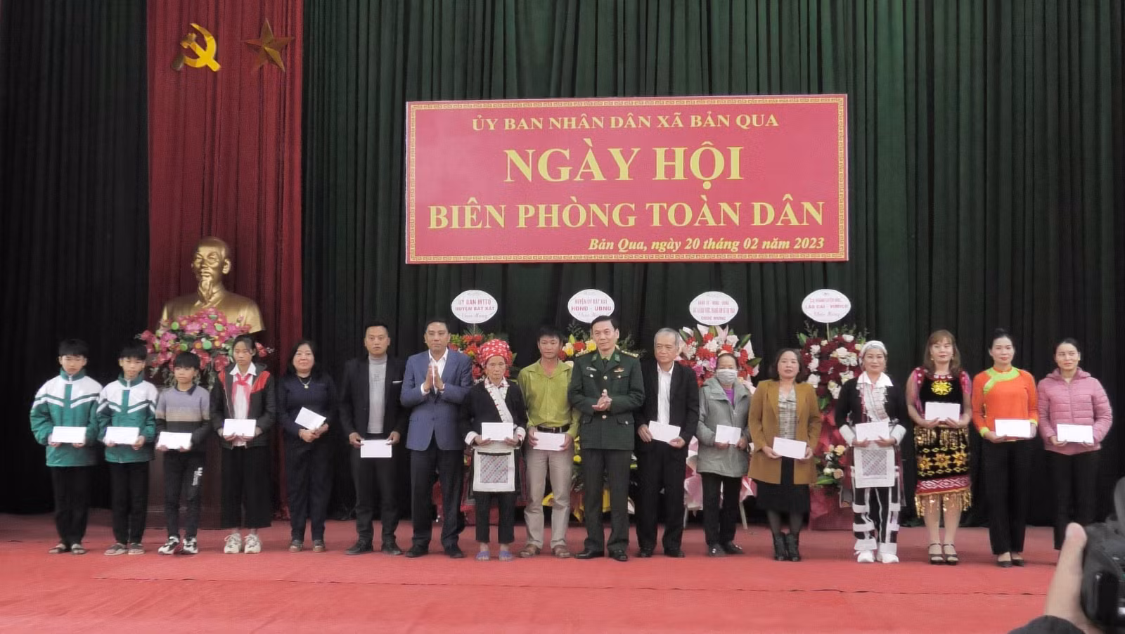 Phó Bí thư Tỉnh ủy Hoàng Giang dự Ngày hội Biên phòng toàn dân tại xã biên giới Bản Qua ảnh 4