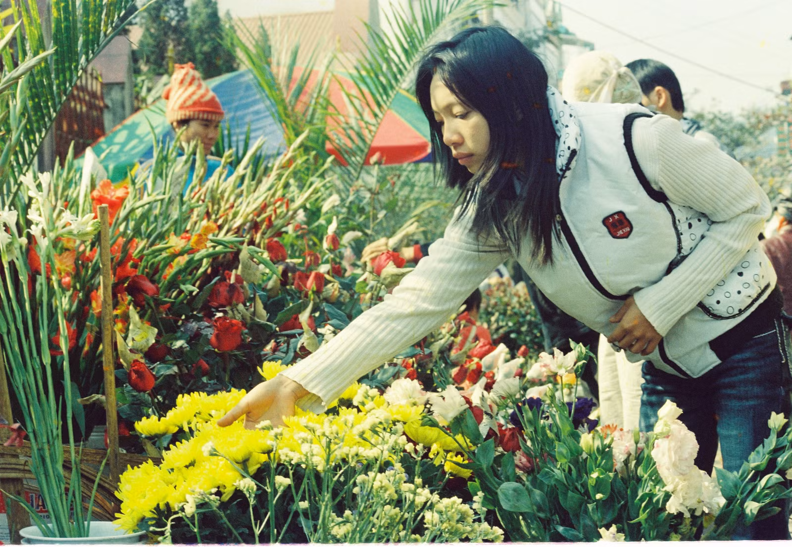 Chọn mua hoa bày tết ở chợ Cốc Lếu. Trầu cau, vàng hương bày bán ở chợ Cốc Lếu. Đào cảnh đưa từ miền xuôi lên bày bán ở chợ Cốc Lếu. Chọn mua hoa đào do người dân Sa Pa mang bán ở đường Hoàng Liên, phường Kim Tân. Người dân Sa Pa dùng xe Min-khơ chở cành đào xuống khu vực cầu số 4 Kim Tân bán. Đào tết bày bán trước cửa Bưu điện Kim Tân. Đông vui chợ xuân Cốc Lếu. Hoa đào bán ở chợ Cốc Lếu. Thiếu nữ Lào Cai đi chợ tết Cốc Lếu 1998. Cam sành đặc sản Lục Yên (Yên Bái) có mặt trong chợ tết Cốc Lếu.
