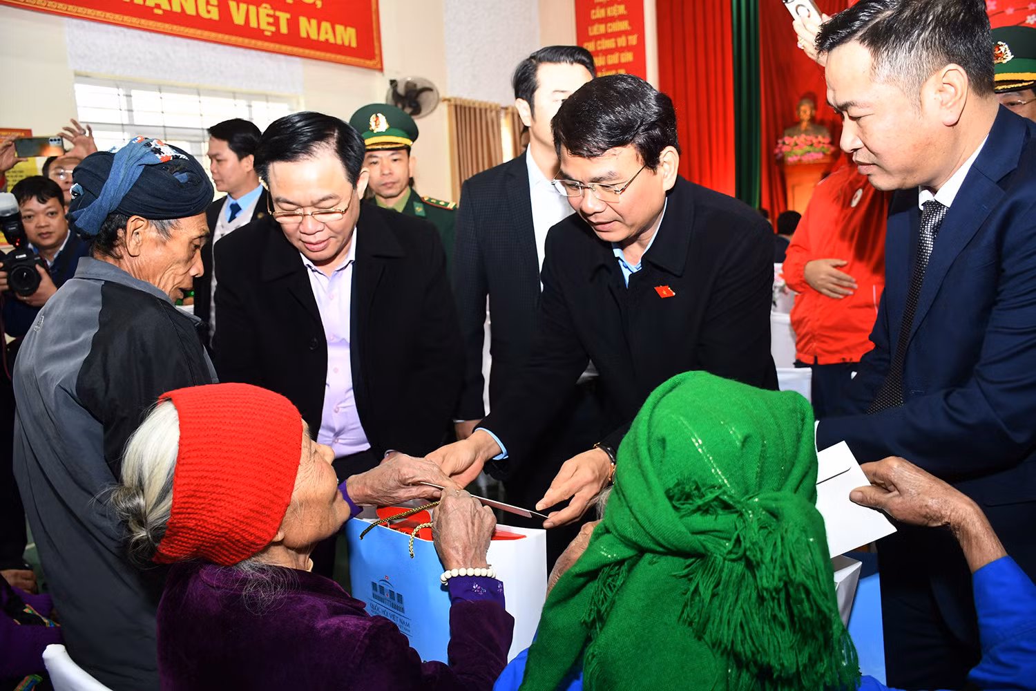 Bí thư Tỉnh ủy Đặng Xuân Phong tặng quà tết cho người dân.