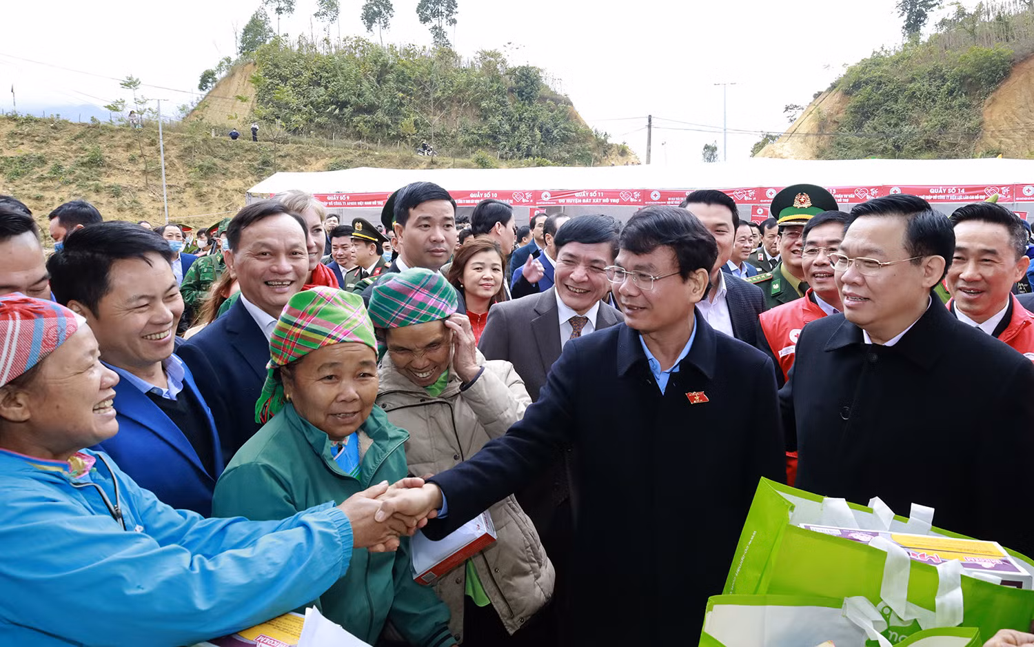 Chủ tịch Quốc hội Vương Đình Huệ và Bí thư Tỉnh ủy Đặng Xuân Phong trò chuyện với Nhân dân. Chủ tịch Quốc hội Vương Đình Huệ và các đại biểu theo dõi trò chơi kéo co dân gian.