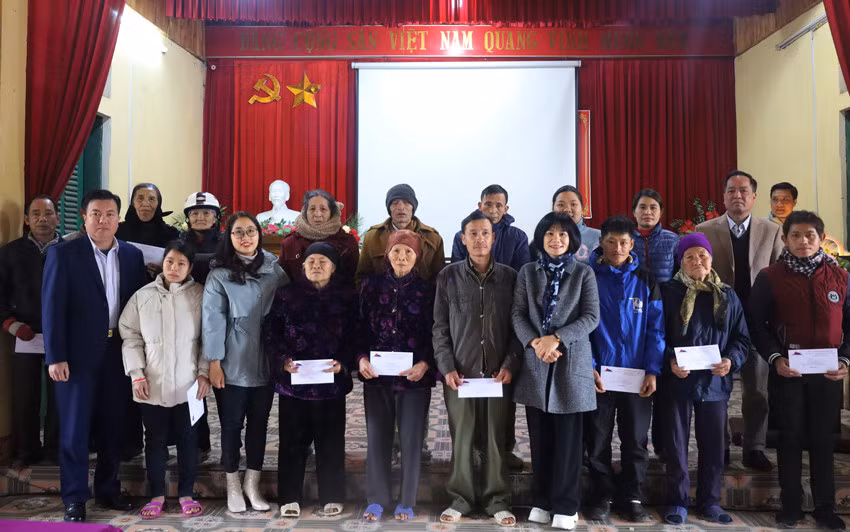 Tặng hơn 50 suất quà tết cho hộ nghèo xã Xuân Quang ảnh 3