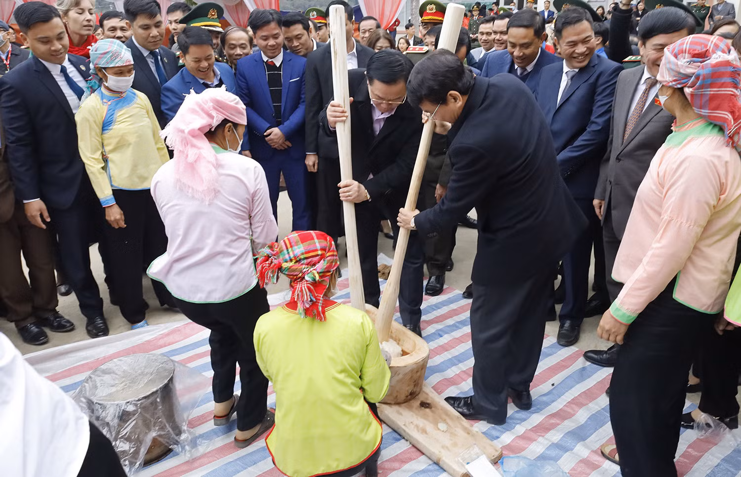 Chủ tịch Quốc hội Vương Đình Huệ tham dự Hội chợ “Tết nhân ái” xuân Quý Mão 2023 tại xã Trịnh Tường ảnh 12