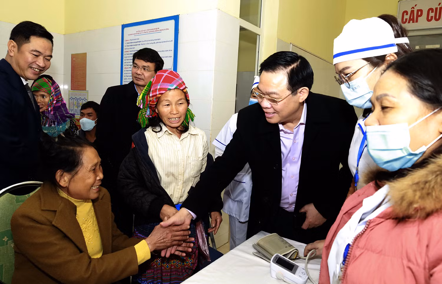 Chủ tịch Quốc hội Vương Đình Huệ thăm hỏi người dân đến khám bệnh.