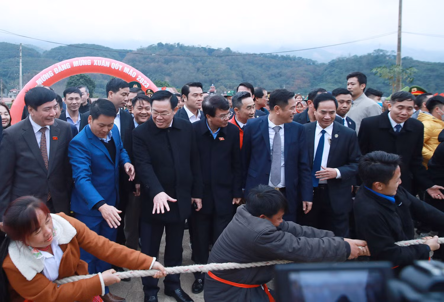 Chủ tịch Quốc hội Vương Đình Huệ và Bí thư Tỉnh ủy Đặng Xuân Phong trò chuyện với Nhân dân. Chủ tịch Quốc hội Vương Đình Huệ và các đại biểu theo dõi trò chơi kéo co dân gian.