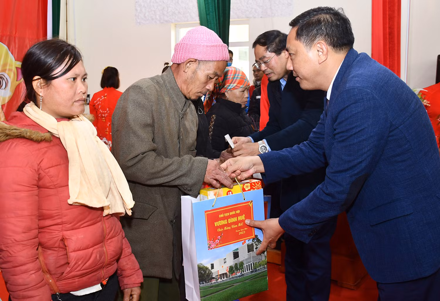 Chủ tịch UBND tỉnh Trịnh Xuân Trường tặng quà tết cho học sinh. Phó Bí thư Tỉnh ủy Hoàng Giang tặng quà tết cho người dân.