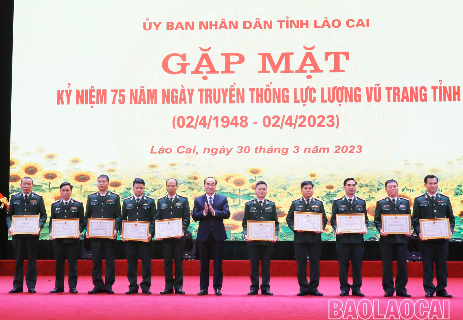 Bí thư Tỉnh ủy Đặng Xuân Phong trao Bằng khen cho các tập thể có thành tích xuất sắc trong thực hiện nhiệm vụ quân sự, quốc phòng. Phó Bí thư Thường trực Tỉnh ủy Vũ Xuân Cường (ảnh trên) và Chủ tịch UBND tỉnh Trịnh Xuân Trường (ảnh dưới) trao Bằng khen cho các cá nhân có thành tích xuất sắc trong thực hiện nhiệm vụ quân sự, quốc phòng.
