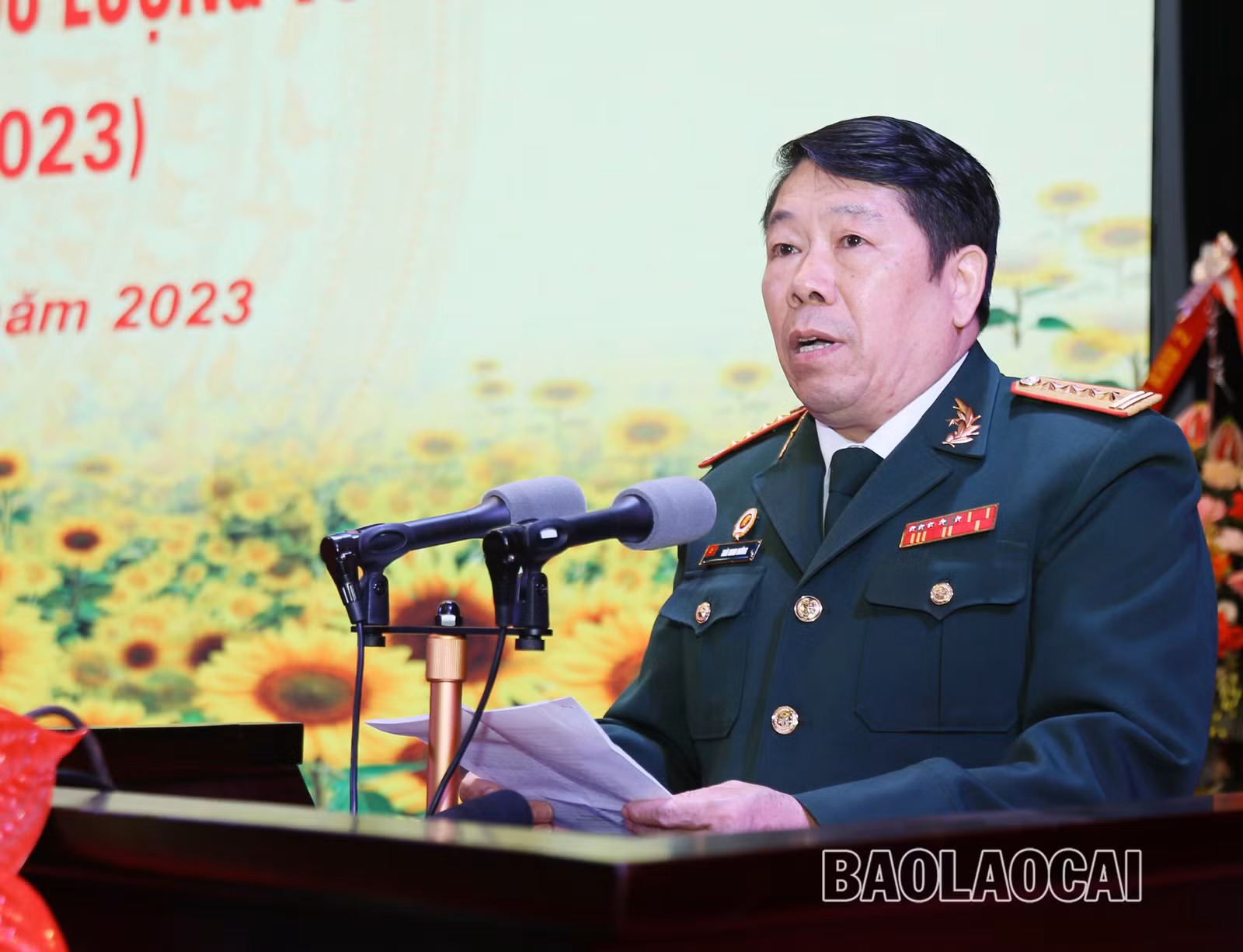 Đại tá Thái Minh Đường, nguyên Chỉ huy trưởng Bộ Chỉ huy Quân sự tỉnh phát biểu cảm tưởng tại buổi gặp mặt. Thượng úy Phùng Ông Khé, Trợ lý thanh niên Bộ Chỉ huy Quân sự tỉnh phát biểu cảm tưởng tại buổi gặp mặt.