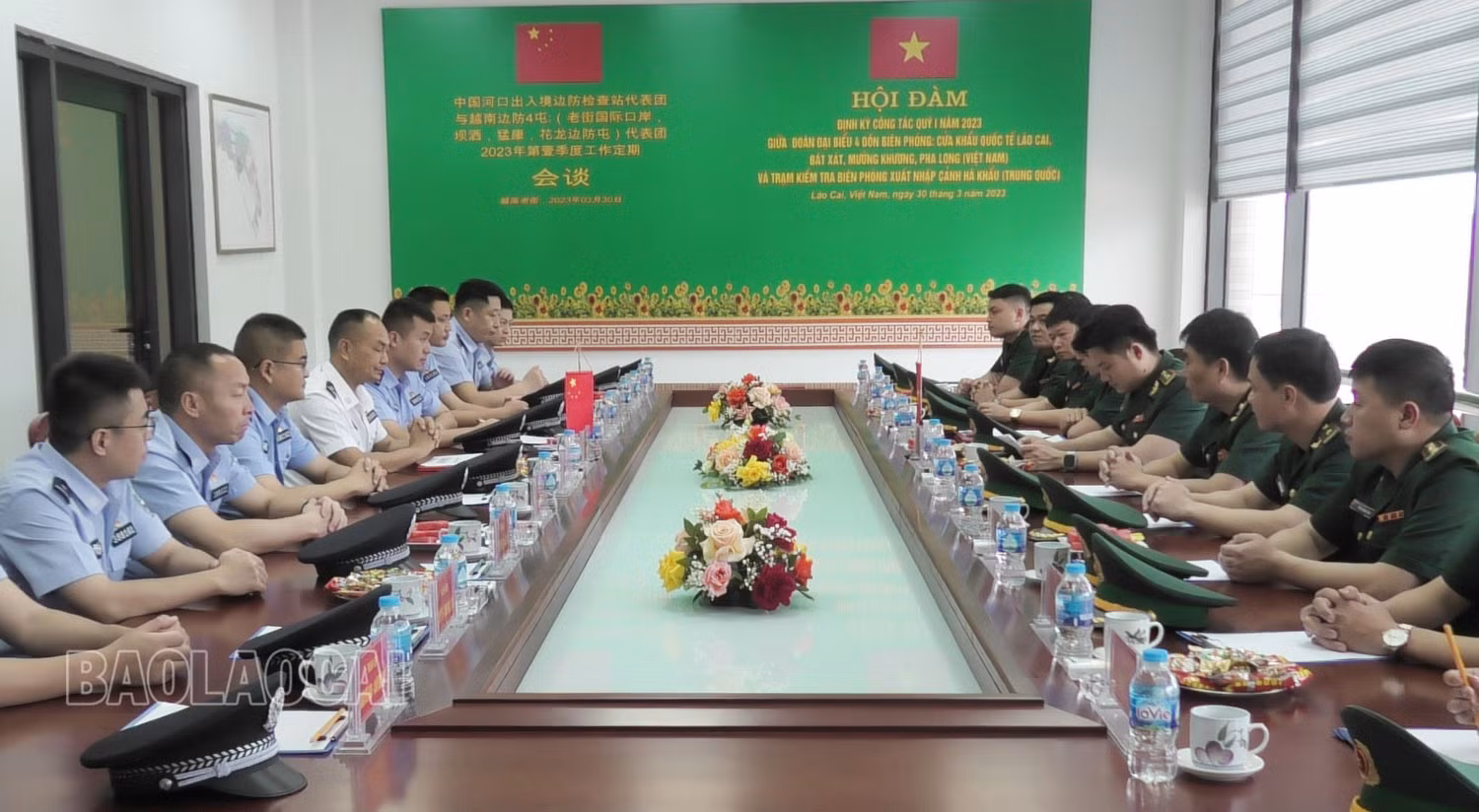 Hội đàm và trao tặng danh hiệu Sứ giả hữu nghị ảnh 1