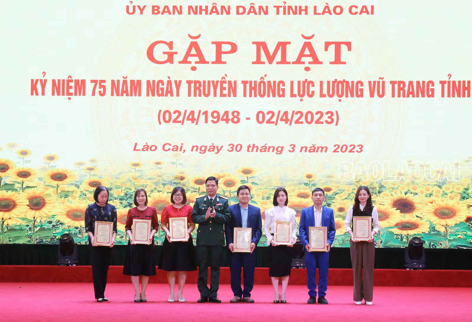 Ban Tổ chức trao giải cho các tập thể, cá nhân đoạt giải trong Cuộc thi trắc nghiệm trên internet tìm hiểu 75 năm Ngày truyền thống LLVT tỉnh.