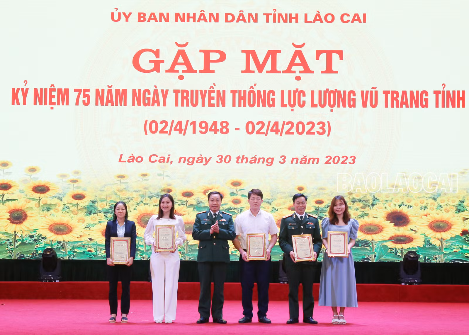 Ban Tổ chức trao giải cho các tập thể, cá nhân đoạt giải trong Cuộc thi trắc nghiệm trên internet tìm hiểu 75 năm Ngày truyền thống LLVT tỉnh.