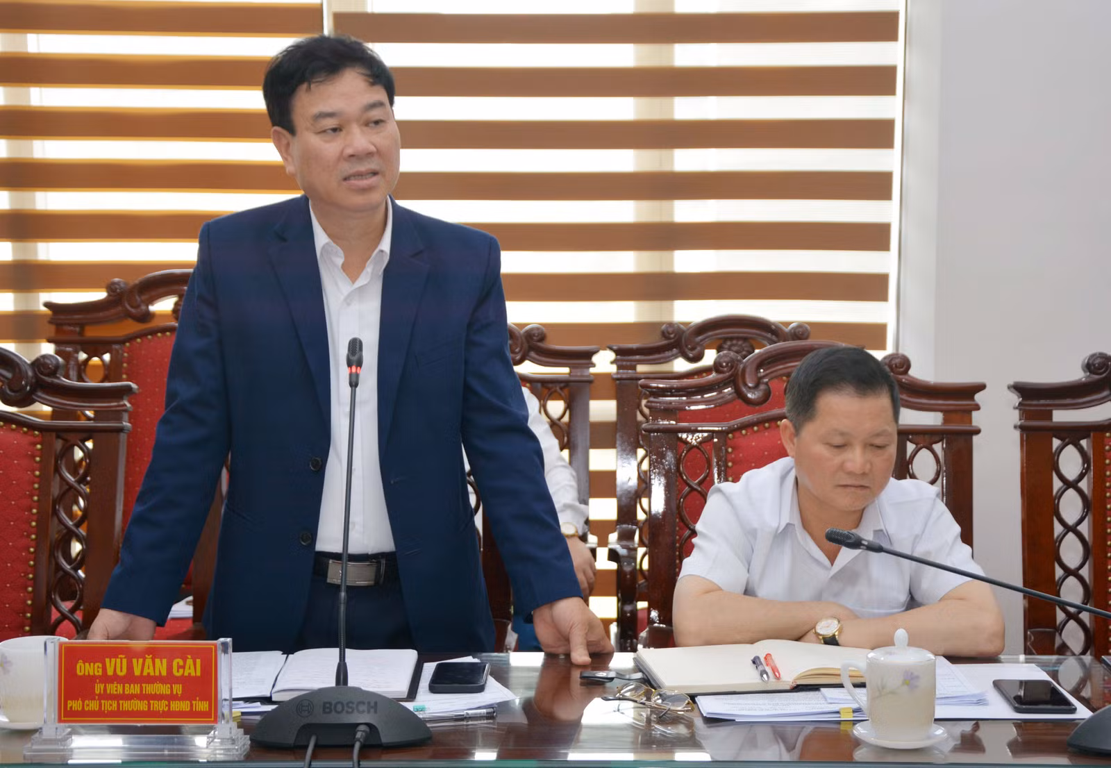 Đồng chí Vũ Văn Cài, Ủy viên Ban Thường vụ Tỉnh ủy, Phó Chủ tịch Thường trực HĐND tỉnh phát biểu làm rõ hơn về công tác tổ chức Kỳ họp thứ 12 HĐND tỉnh khóa XVI.