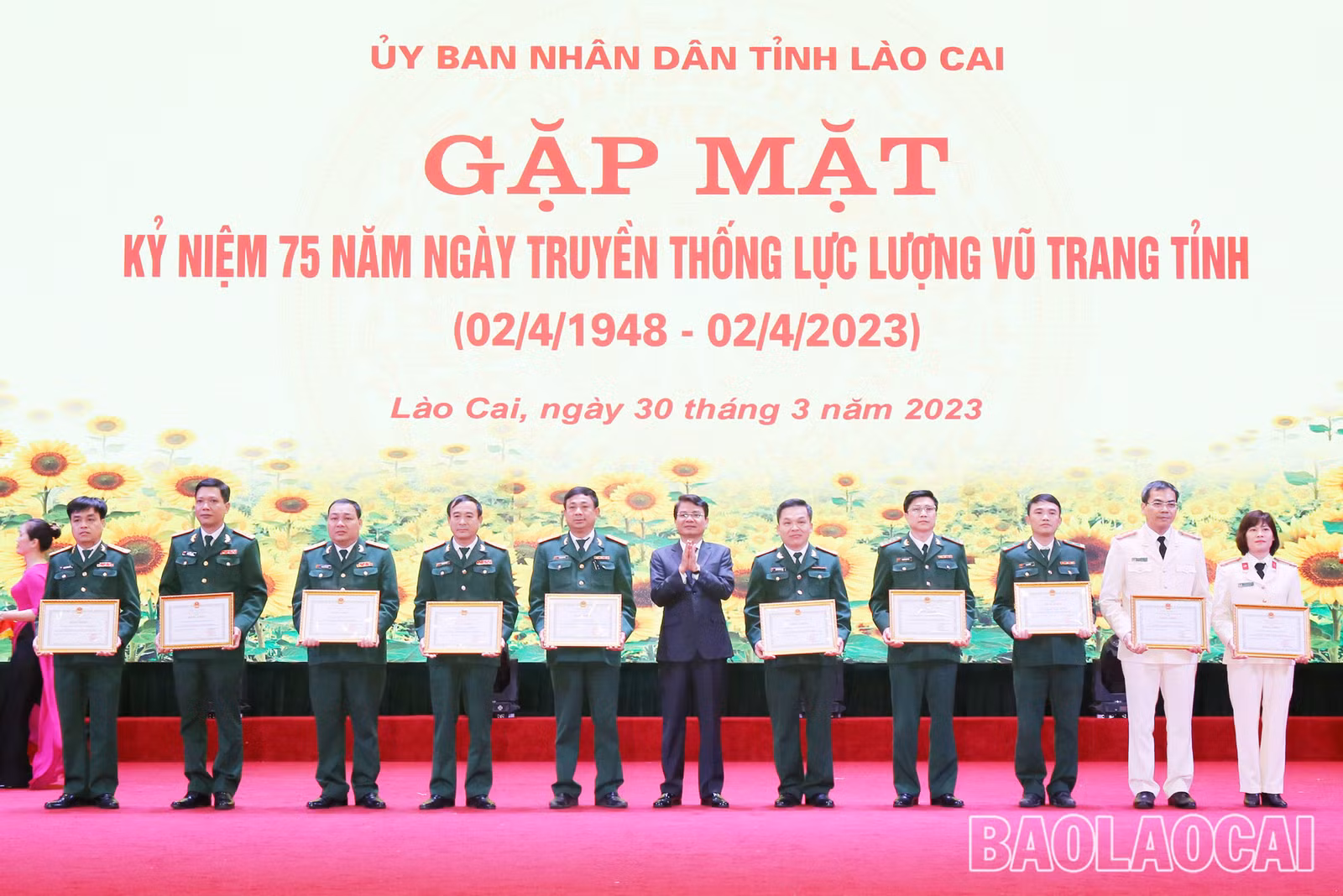 Bí thư Tỉnh ủy Đặng Xuân Phong trao Bằng khen cho các tập thể có thành tích xuất sắc trong thực hiện nhiệm vụ quân sự, quốc phòng. Phó Bí thư Thường trực Tỉnh ủy Vũ Xuân Cường (ảnh trên) và Chủ tịch UBND tỉnh Trịnh Xuân Trường (ảnh dưới) trao Bằng khen cho các cá nhân có thành tích xuất sắc trong thực hiện nhiệm vụ quân sự, quốc phòng.