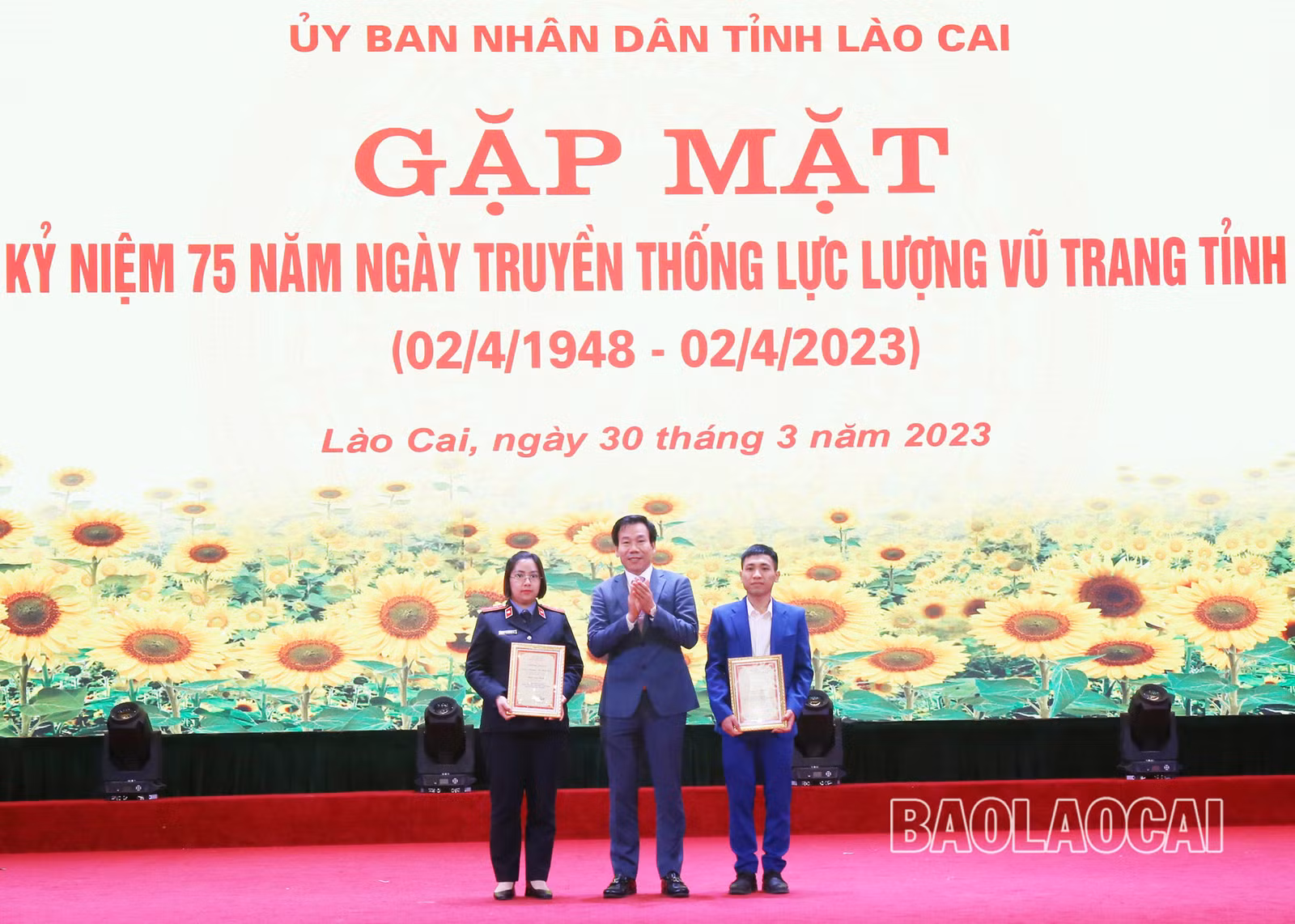 Ban Tổ chức trao giải cho các tập thể, cá nhân đoạt giải trong Cuộc thi trắc nghiệm trên internet tìm hiểu 75 năm Ngày truyền thống LLVT tỉnh.