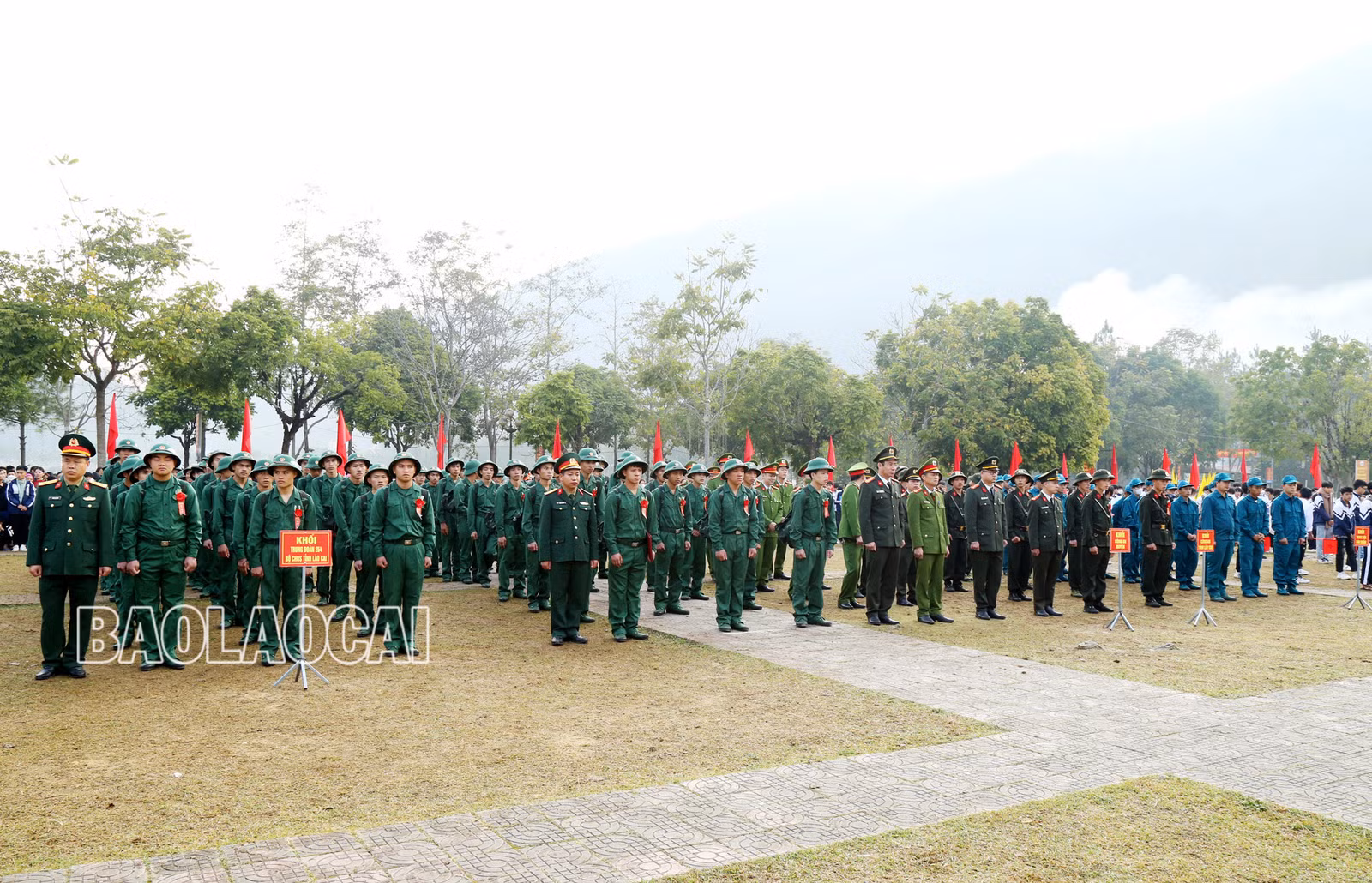 Các tân binh và đông đảo người thân, các em học sinh đến tiễn tân binh lên đường nhập ngũ.