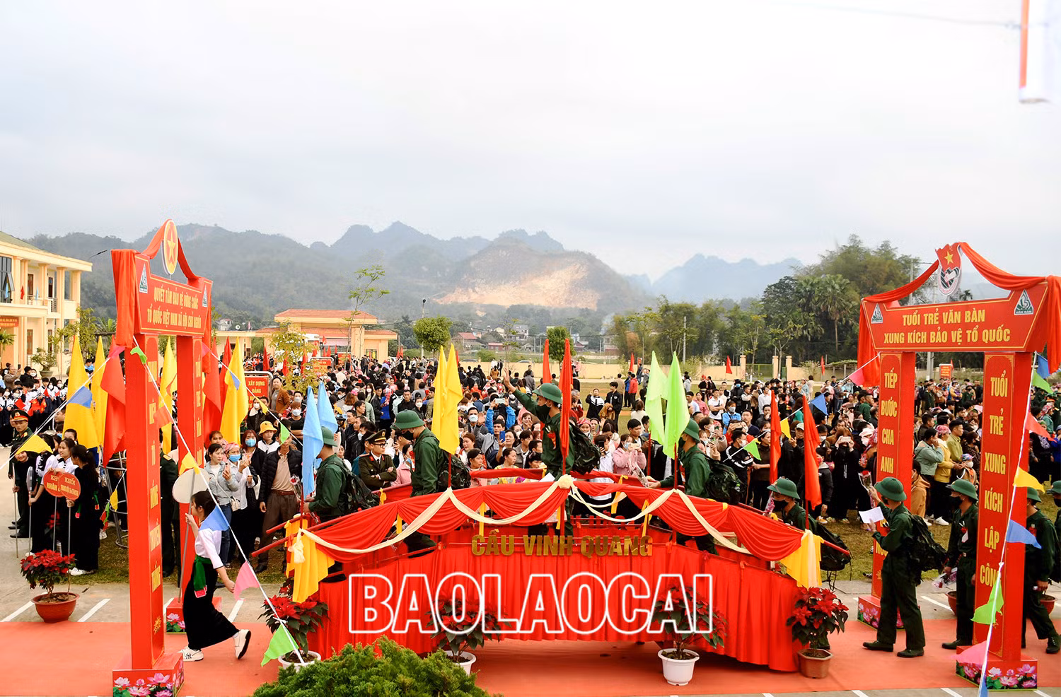 Tân binh huyện Văn Bàn lên đường nhập ngũ.
