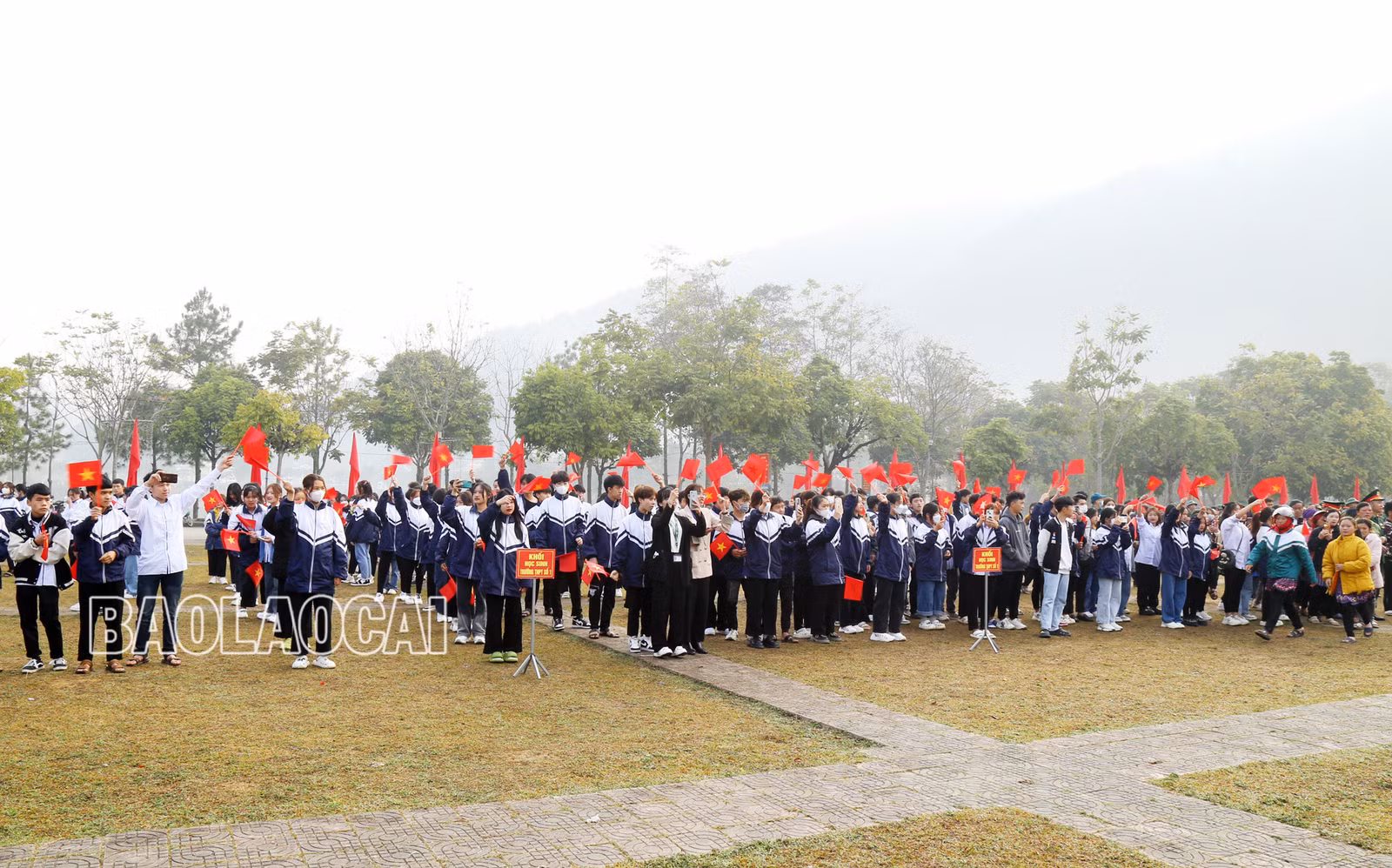 Các tân binh và đông đảo người thân, các em học sinh đến tiễn tân binh lên đường nhập ngũ.