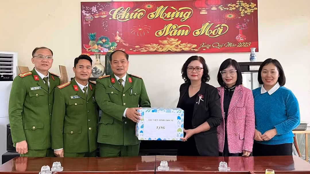 Trao tặng hơn 200 ấn phẩm sách, báo xuân cho Trại tạm giam, Công an tỉnh.