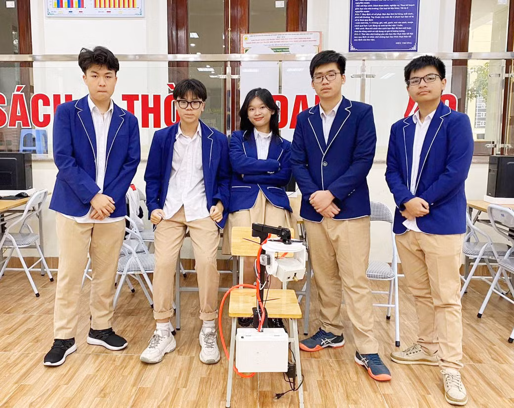 Nhóm học sinh nghiên cứu của Trường THPT số 1 thành phố Lào Cai và sản phẩm dự án.