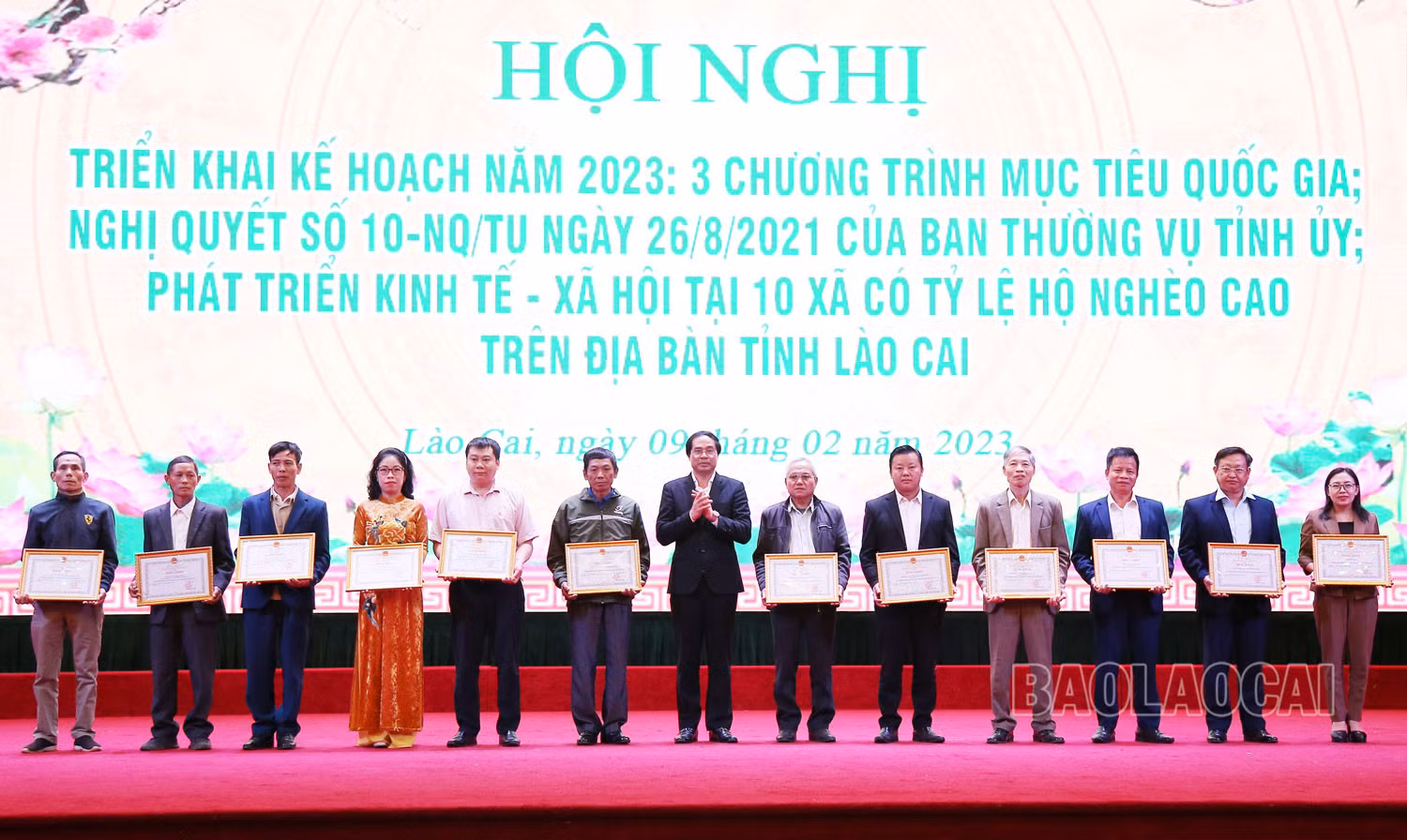 Trao tặng Bằng khen của Chủ tịch UBND tỉnh cho các tập thể và cá nhân có thành tích xuất sắc trong thực hiện công tác giảm nghèo bền vững năm 2022.