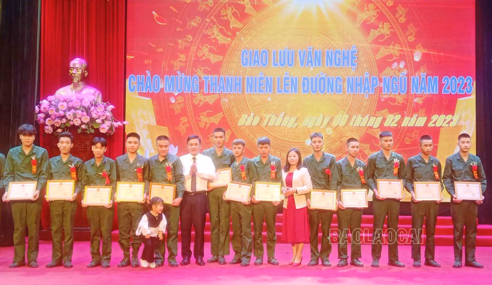 Lãnh đạo huyện Bảo Thắng khen thưởng tân binh trước ngày lên đường.