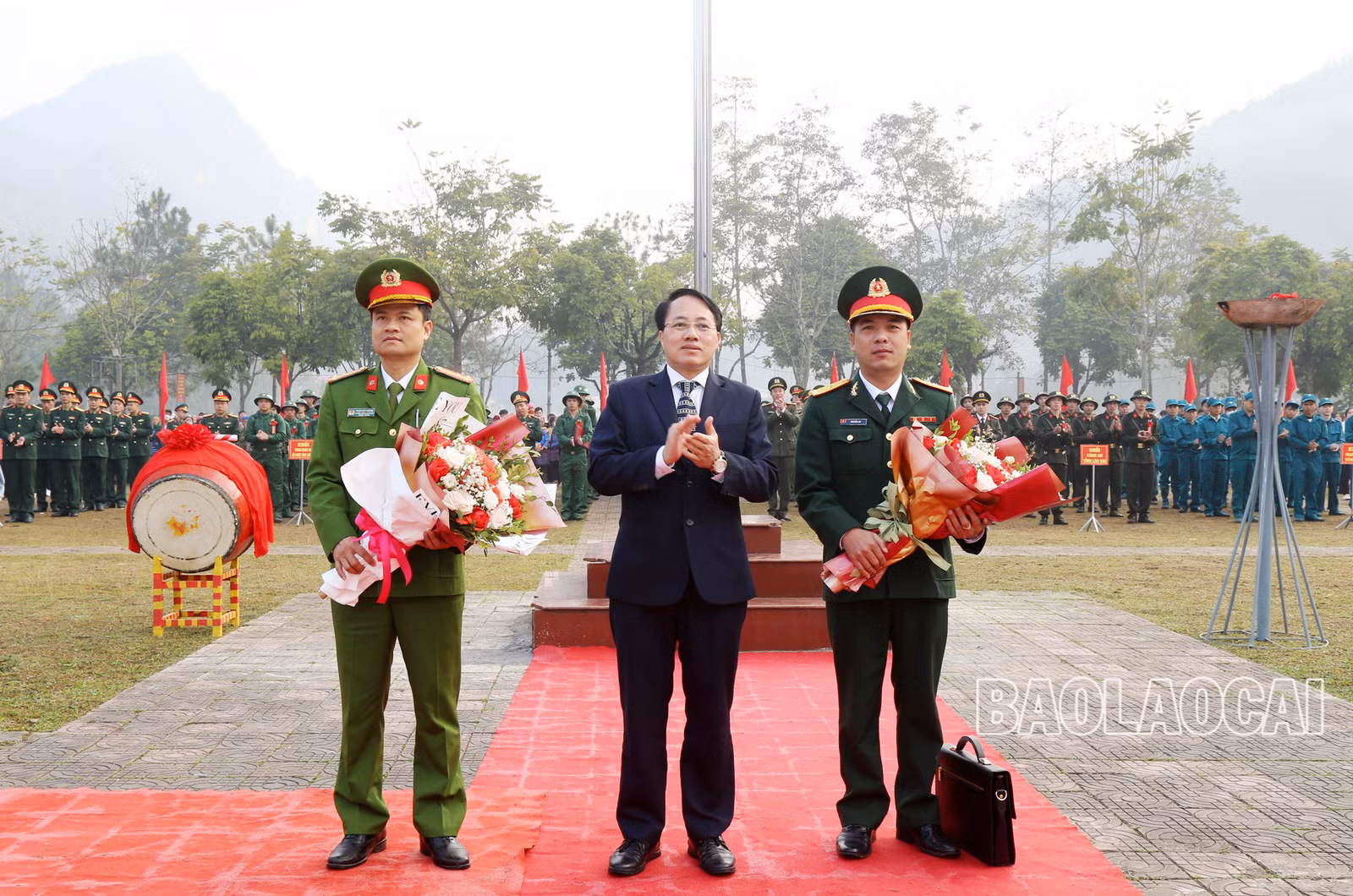 Chủ tịch UBND huyện Si Ma Cai đánh trống tại Lễ giao nhận quân và tặng hoa các đơn vị nhận quân.