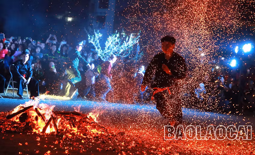 Ấn tượng vũ điệu nhảy lửa của người Dao đỏ Bắc Hà ảnh 7
