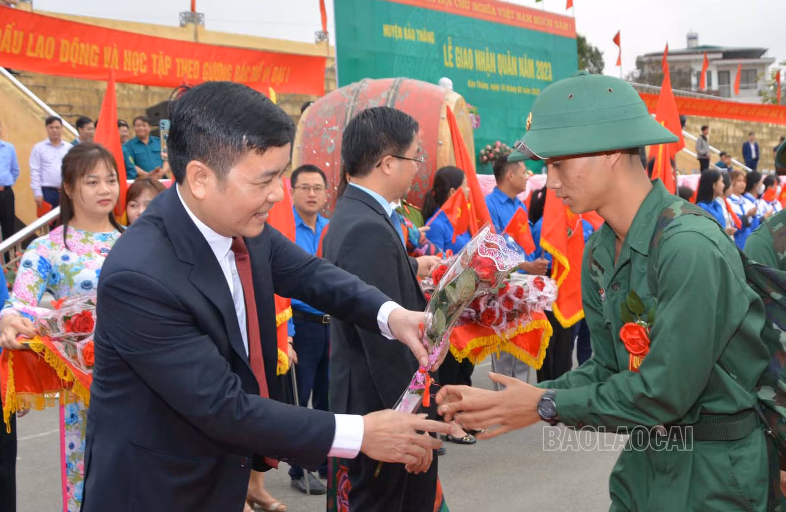 Lãnh đạo huyện Bảo Thắng động viên các tân binh.